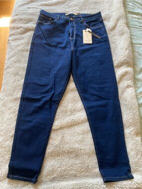NWT Women’s High-Rise Skinny Jeans in Dark Blue